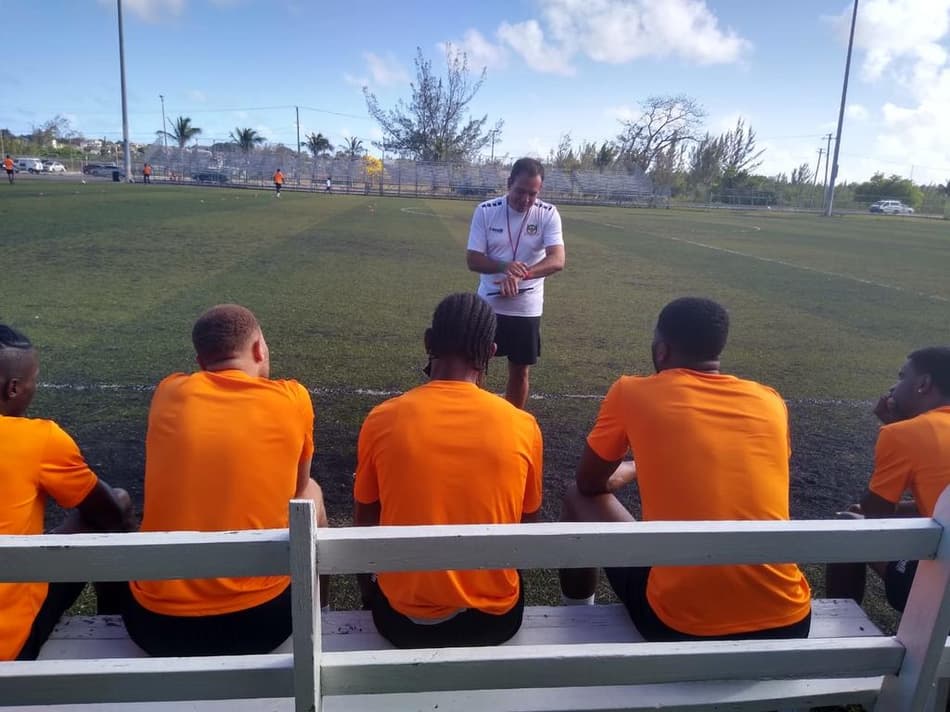 Após cumprir quarentena, Léo Neiva retoma treinos pela Seleção