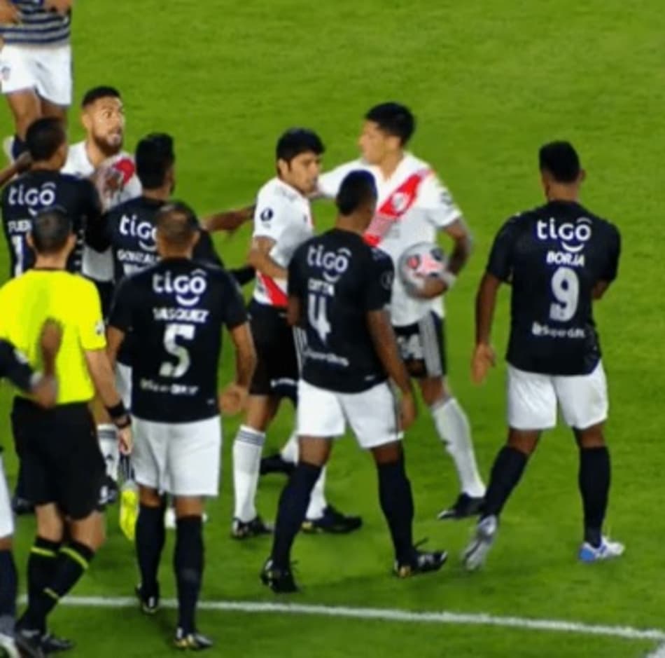 Miguel Borja quase causa briga generalizada em duelo contra o River