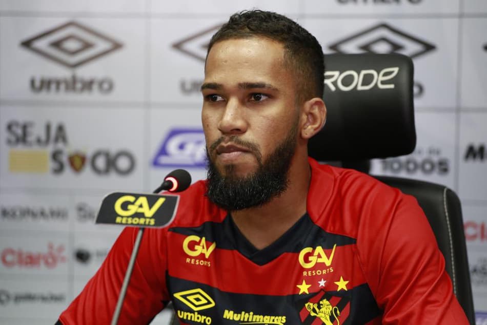 VÍDEO: Apresentado no Sport, Everaldo conta 'mística' por camisa 37