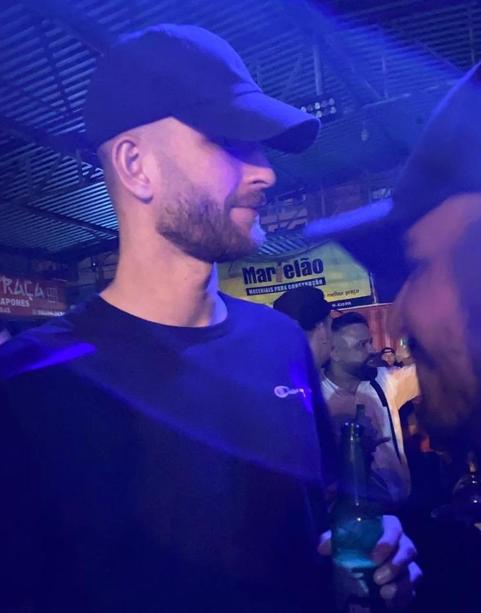 Flamengo raiz? Presença de Léo Pereira em festa clandestina gera memes e críticas nas redes