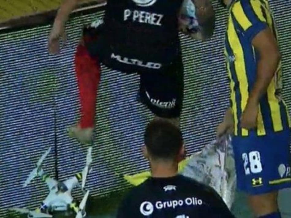 Clássico na Argentina tem jogador destruindo drone que pousou no gramado