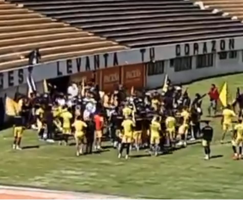 Antes do Santos, elenco do The Strongest é cobrado por torcedores; assista