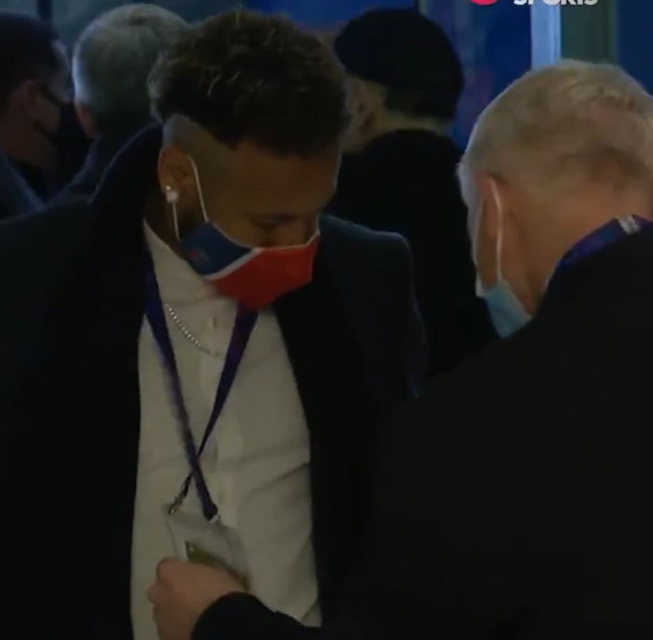 VÍDEO: É sósia? Funcionário inglês para Neymar em portão e dá ‘confere’ em crachá do craque antes de jogo