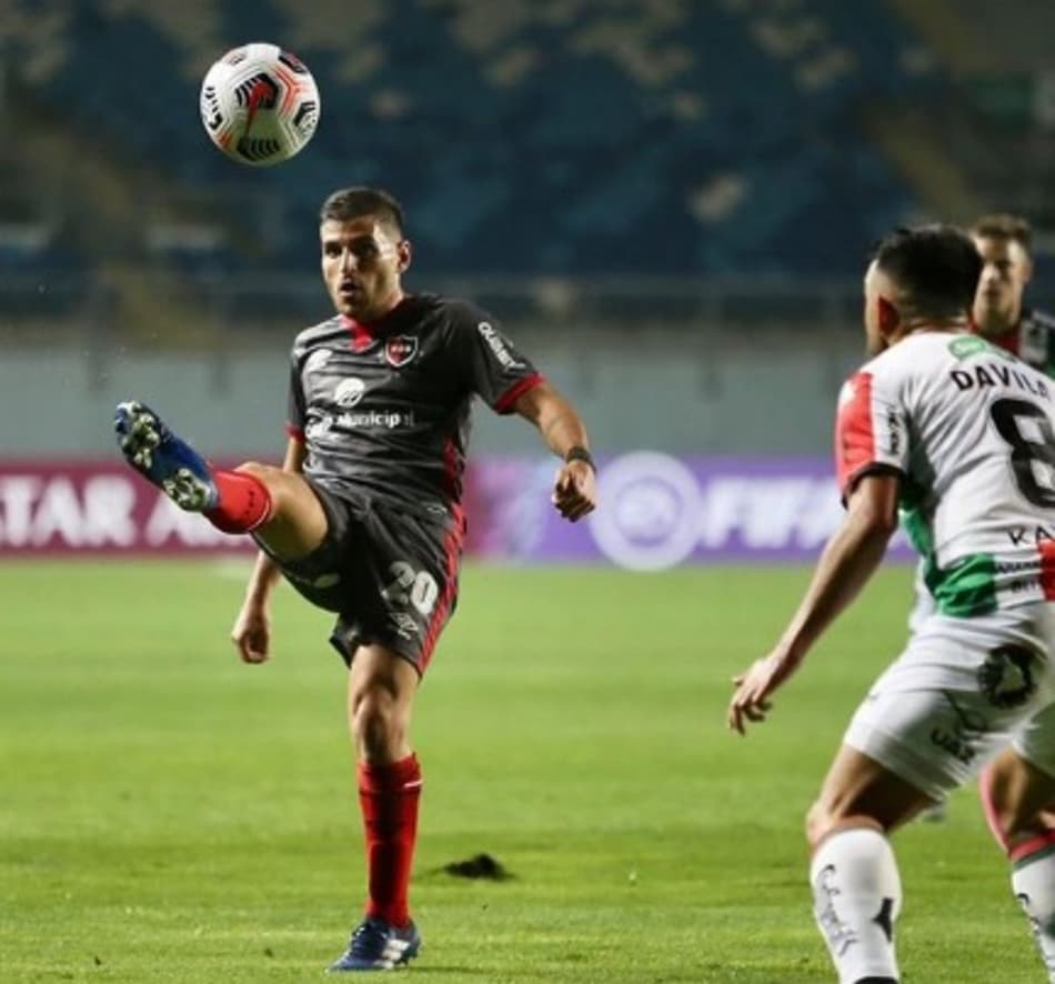 Com gol nos acréscimos, Newell’s vence Palestino e pressiona o Atlético-GO