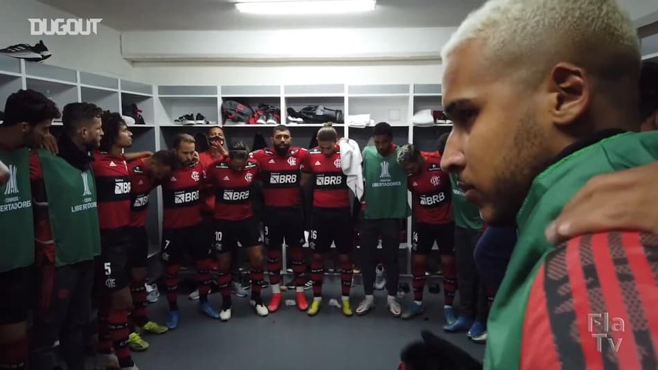 VÍDEO: com direito a discursos de Diego e Gabigol, veja os bastidores da vitória do Flamengo sobre a LDU