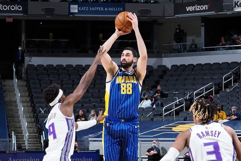 Discussão entre Bitadze e assistente evidencia problemas no Indiana Pacers