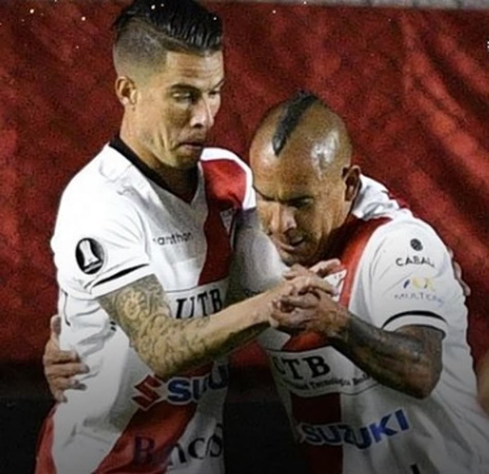 É só na Libertadores! Atacante marca gol e dança "modão" com o companheiro