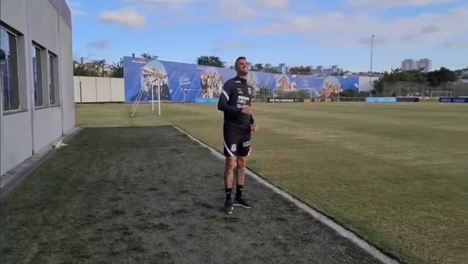 Em ‘casa’, Luan empina pipa antes de treino do Corinthians: ‘Isso aqui é minha infância inteira’
