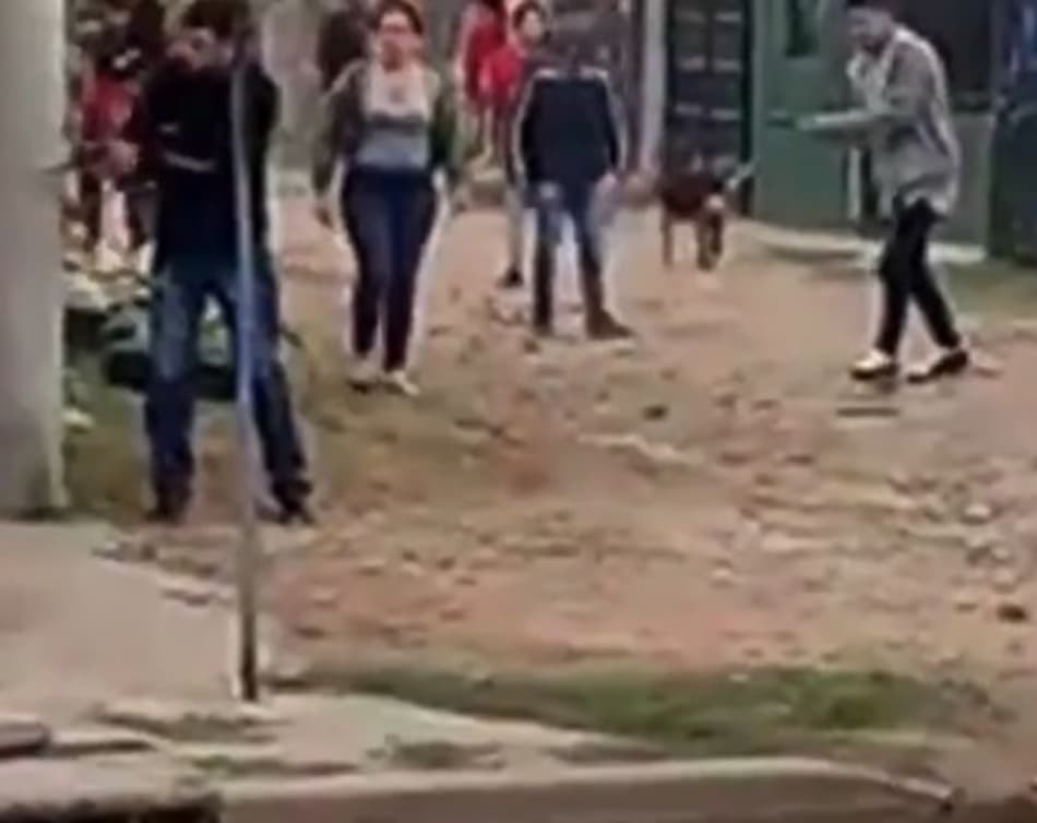 Assustador! Torcedores trocam tiros antes de clássico na América; assista