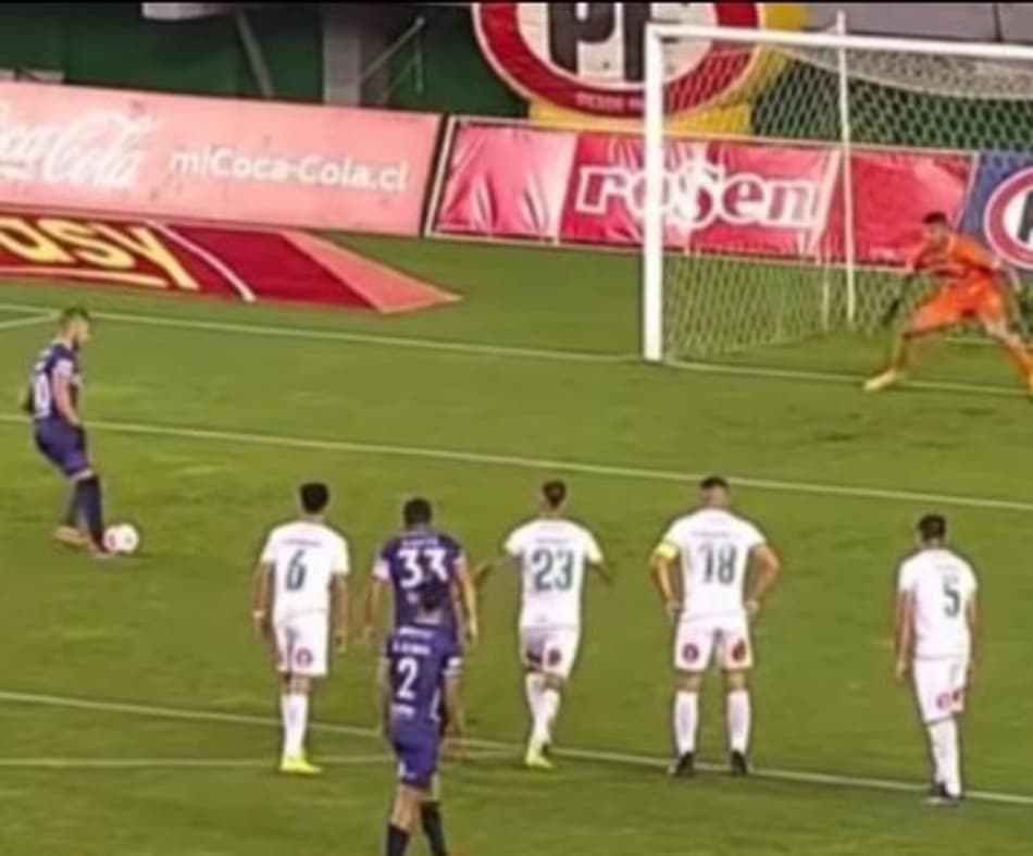 Ridículo! Atacante tenta imitar Agüero e cobrança de pênalti termina de forma bizarra