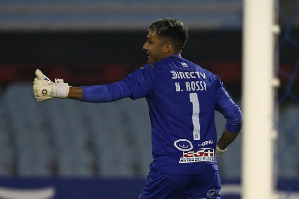 Atuação de goleiro do Rentistas repercute na mídia do Uruguai