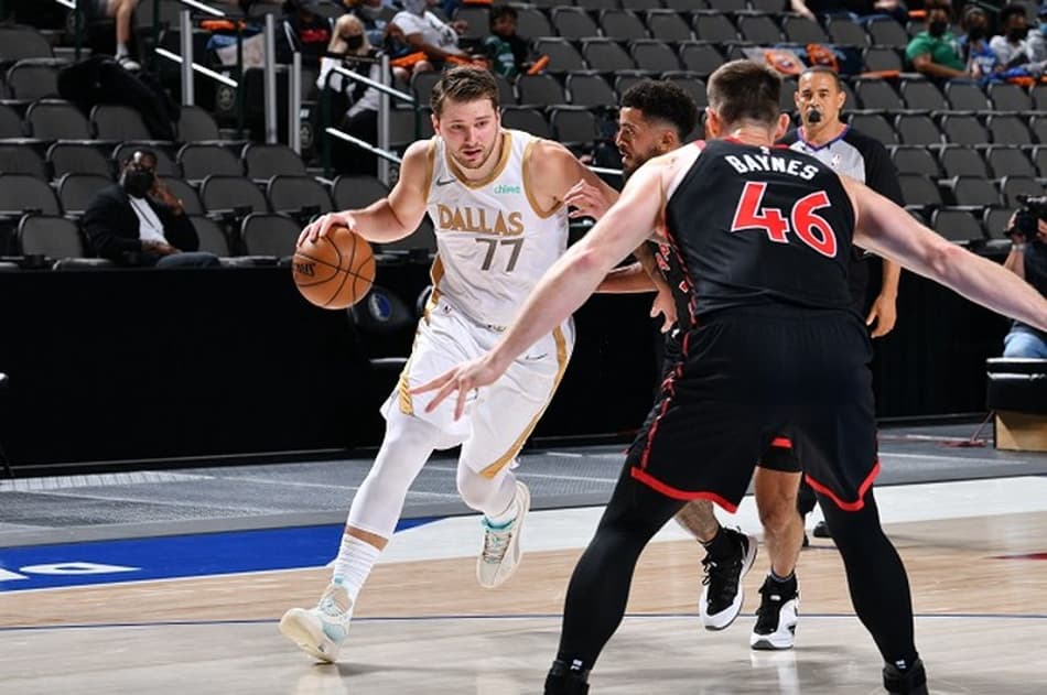 Mavericks vence Raptors e garante vaga nos playoffs