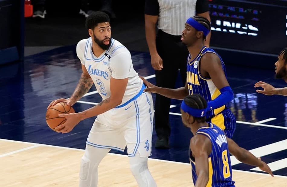 Lakers vence Pacers e segue vivo em busca de vaga direta nos playoffs