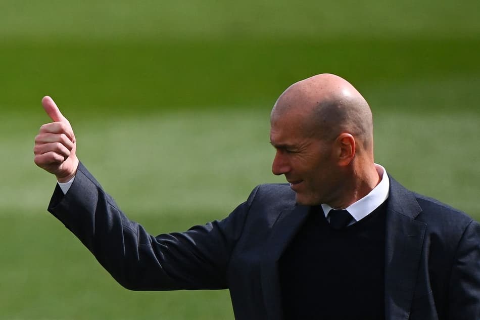 Zidane aparece segurando neta recém nascida no colo pela primeira vez