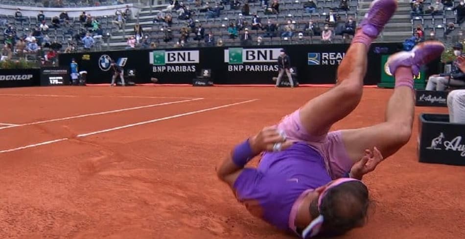 Nadal leva tombo na final contra Djokovic e se irrita