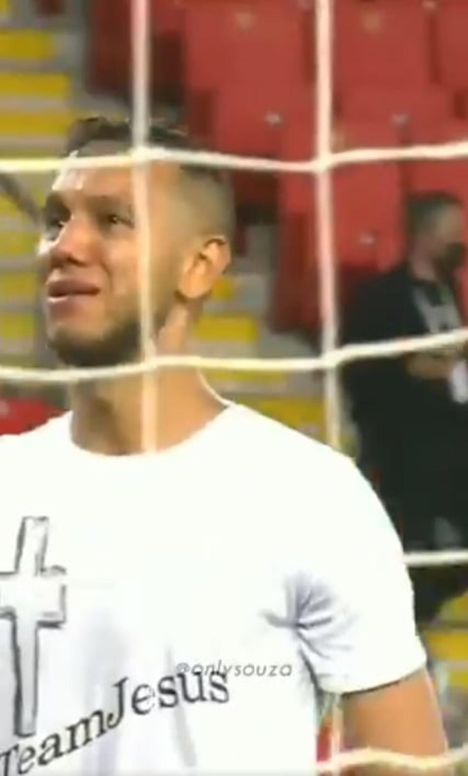 Ex-São Paulo e Vasco vai às lágrimas após título do Besiktas; veja o vídeo