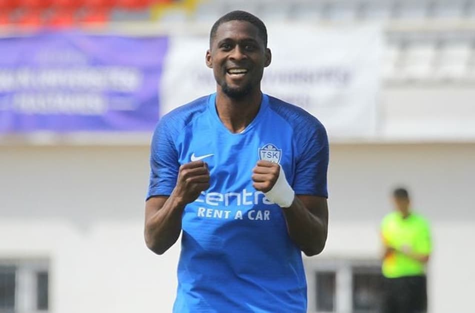 Atacante ex-Athletico e Bahia faz temporada destacada no futebol europeu