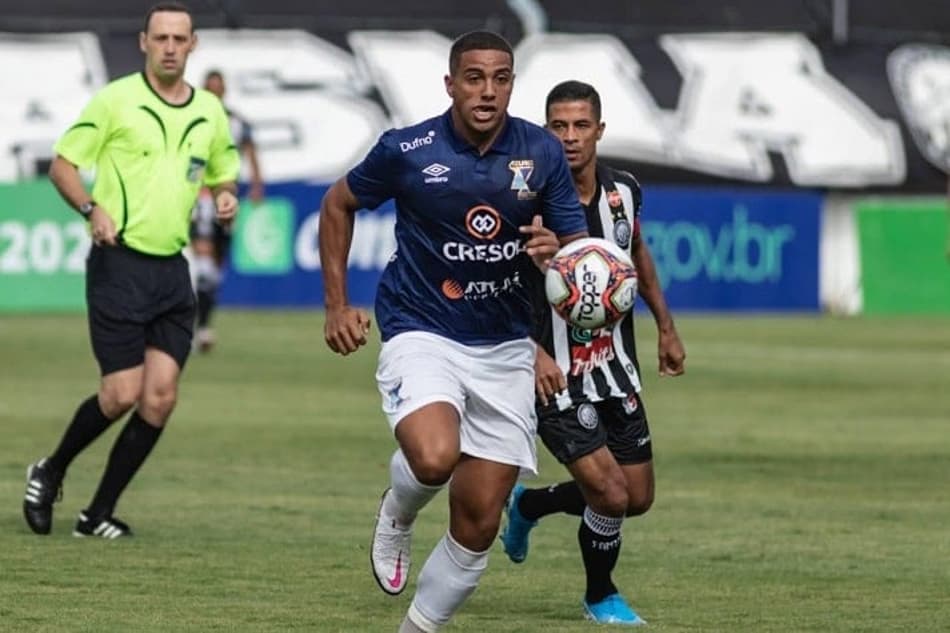 Lateral Igor Bosel comenta vitória do Azuriz no jogo de ida das quartas de final do campeonato paranaense