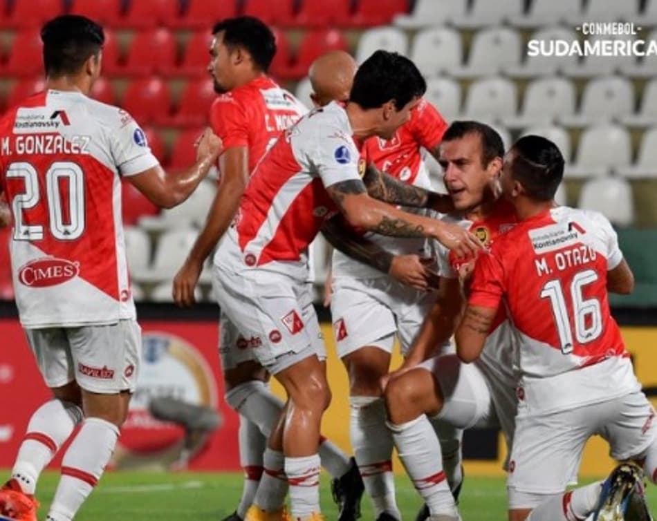 Na briga! River Plate vence Peñarol e luta por liderança no Grupo do Corinthians