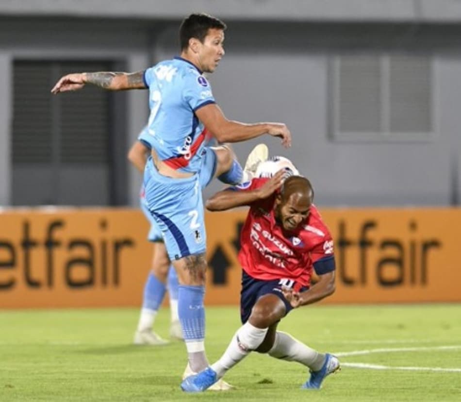 Arsenal de Sarandí vence Wilstermann e pressiona Ceará