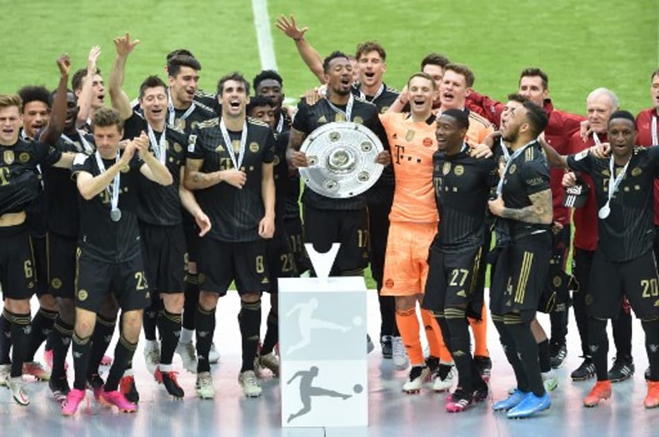 Após vencer o Augsburg, Bayern de Munique recebe o troféu do Alemão; veja o vídeo