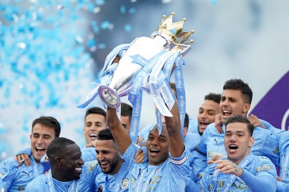 Manchester City levanta o troféu da Premier League; veja o vídeo