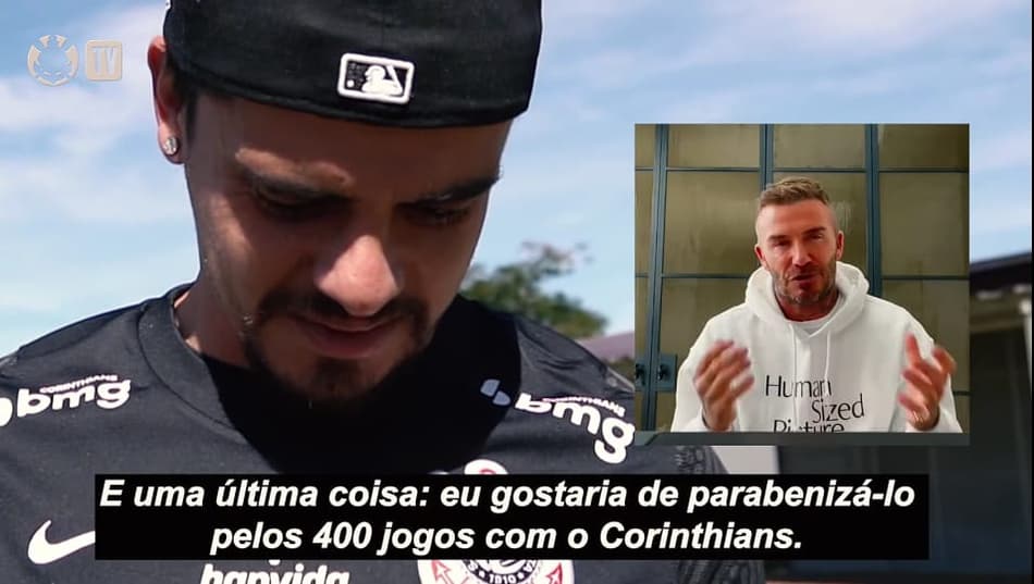 De volta aos treinos, Fagner recebe homenagem de Beckham por marca pelo Corinthians