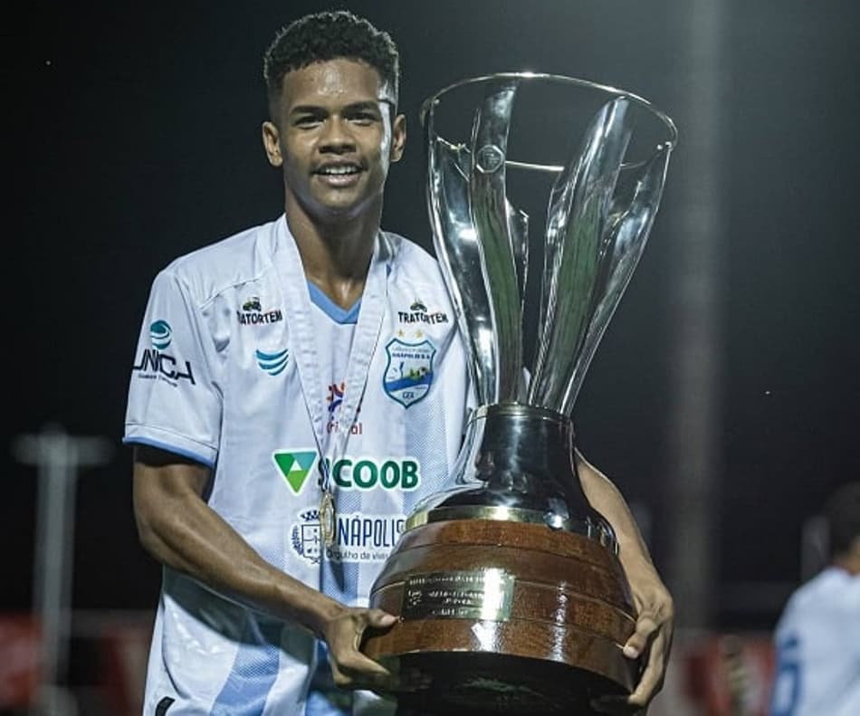 Atacante do Grêmio Anápolis celebra título do Goiano: ‘Me faz lembrar do meu começo difícil’