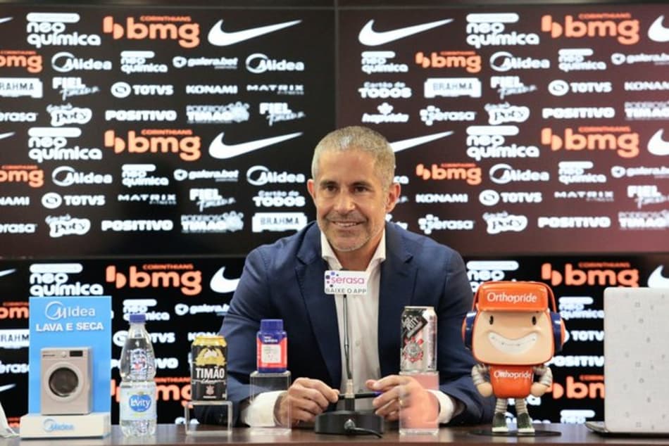 Pilhado, Sylvinho se diz pronto para treinar o Corinthians e não espera reforços: ‘Não temos tempo a perder’
