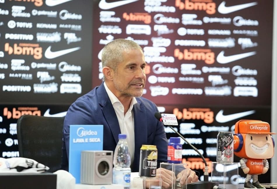 Sylvinho destaca pontos inegociáveis em seu trabalho no Corinthians: ‘Perda de tempo não dá’