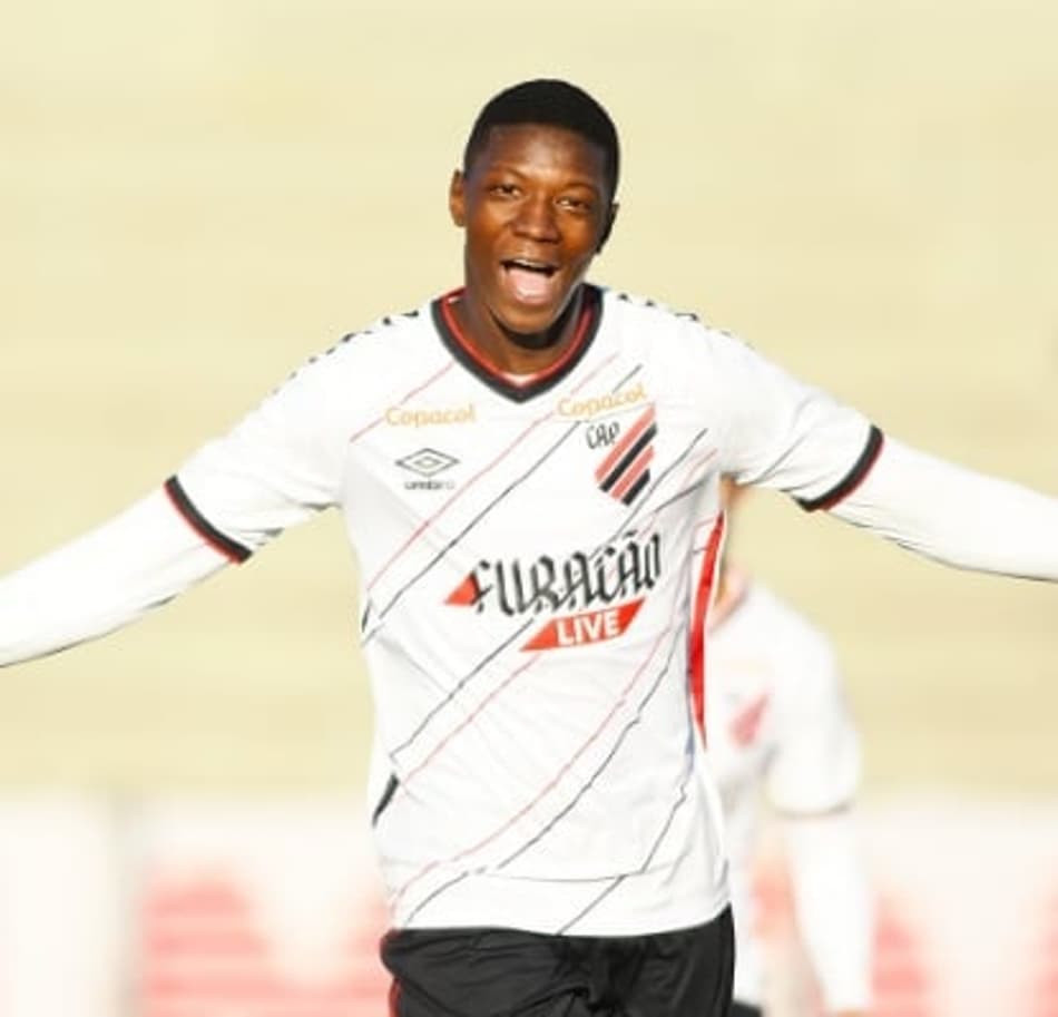 Matheus Babi comemora primeiro gol e fala em evolução no Athletico
