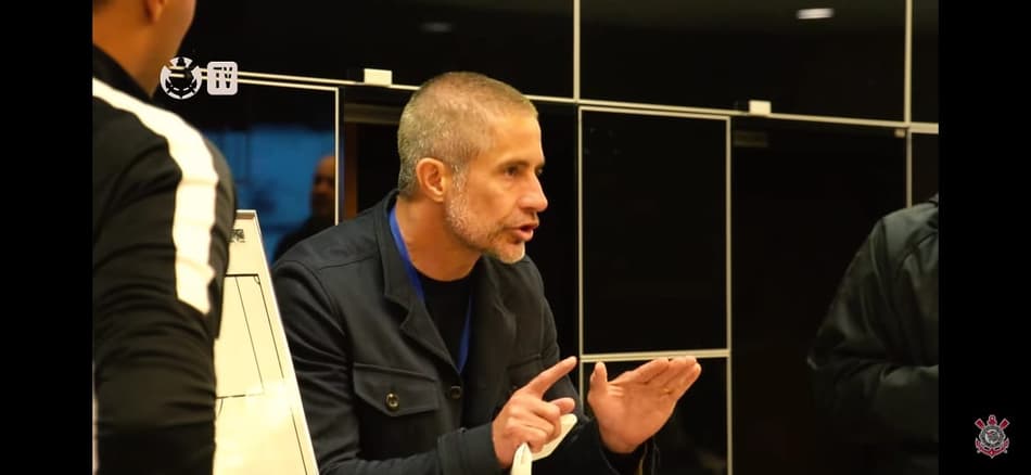 Bastidores do Corinthians: Sylvinho participa do vestiário corintiano em goleada