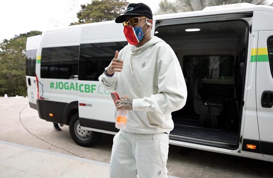 Neymar se apresenta à Seleção Brasileira na Granja Comary; Alisson faz treino no gramado