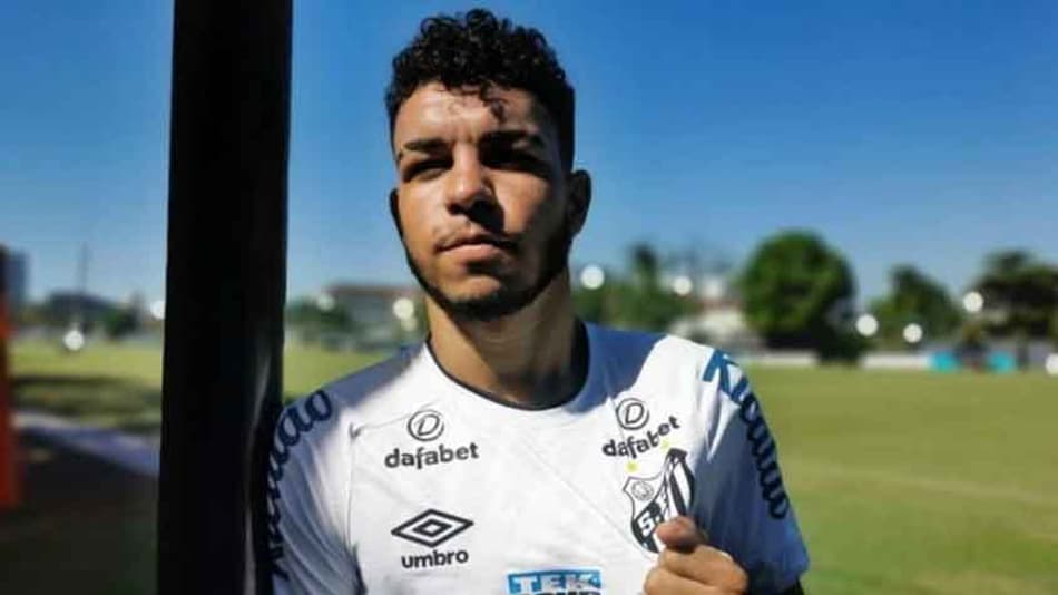 Santos anuncia a contratação do lateral-esquerdo Moraes