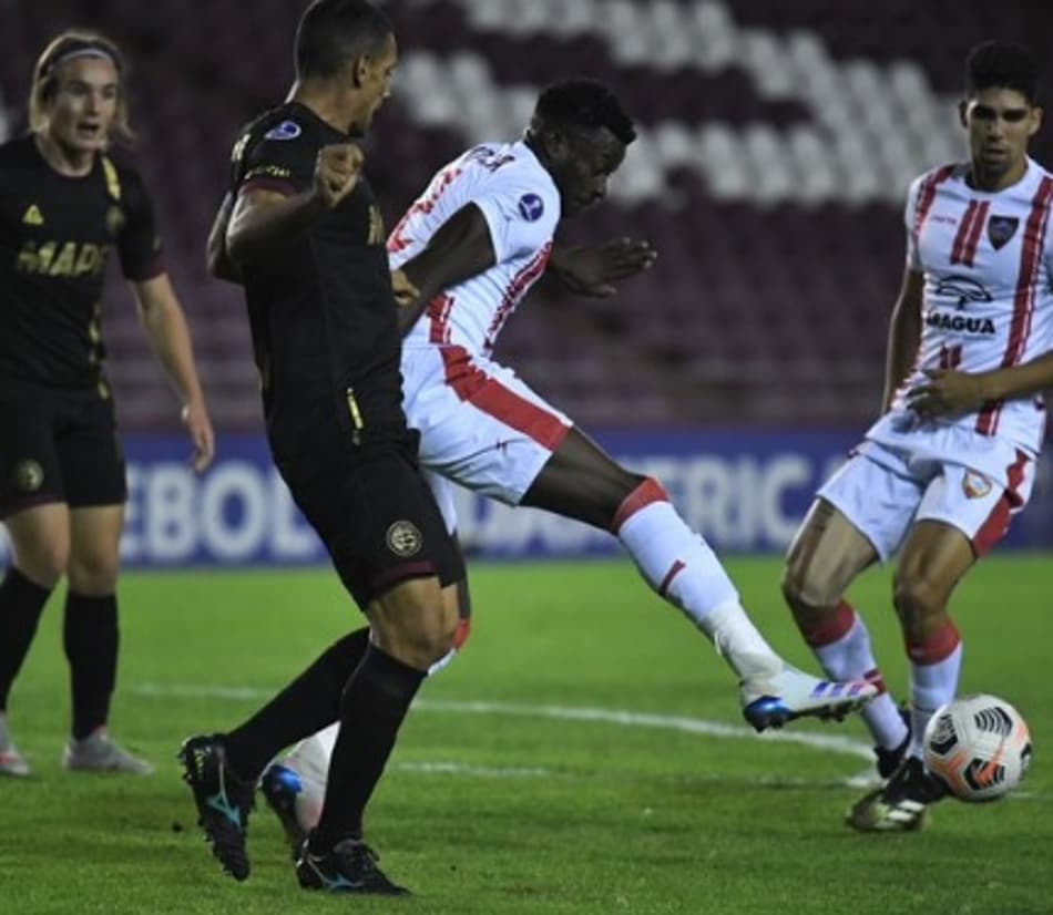 Com paredão no gol, Lanús fica no zero com Aragua