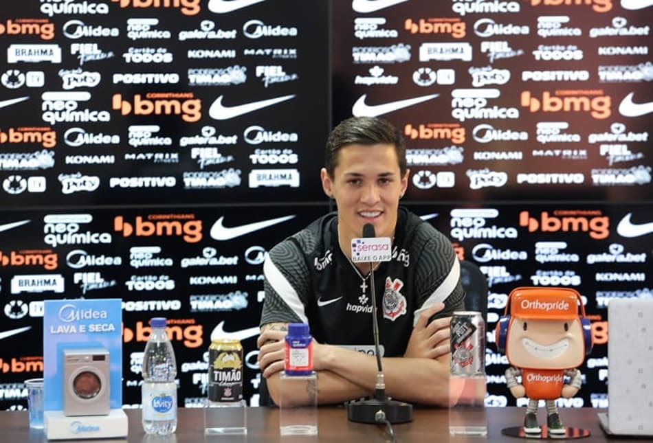 Vital relata primeiras impressões sobre Sylvinho no Corinthians e vê diferenças para Mancini: ‘Elétrico’