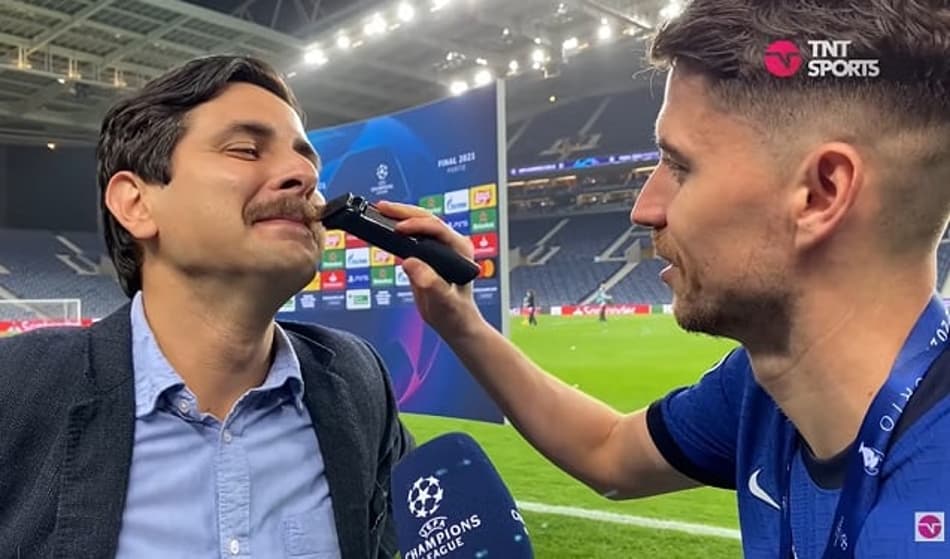 Jorginho e repórter da TNT cumprem aposta após título do Chelsea e ficam de ‘cara limpa’; veja o resultado