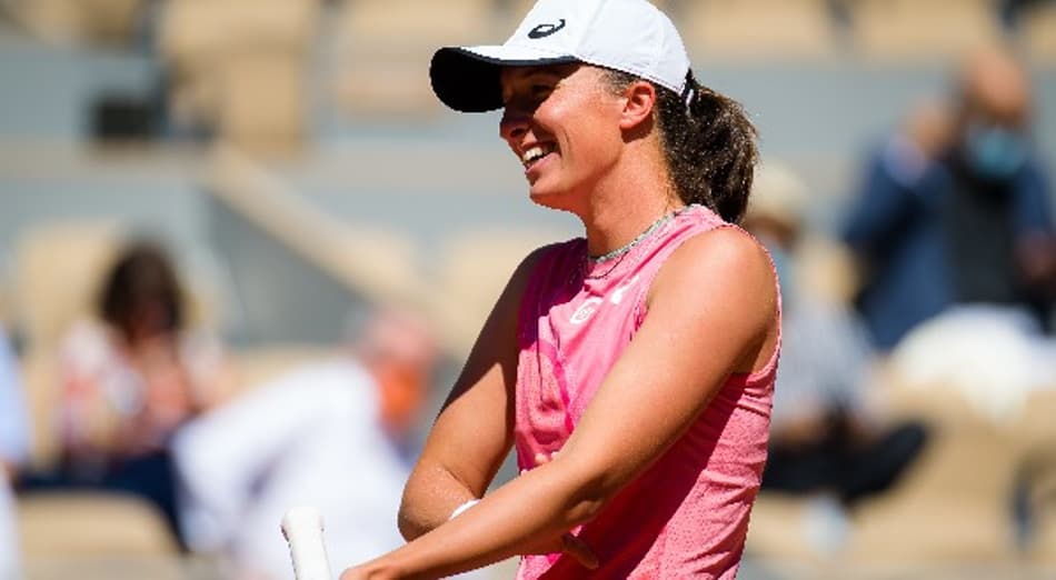 Atual campeã, Swiatek estreia com vitória em Roland Garros