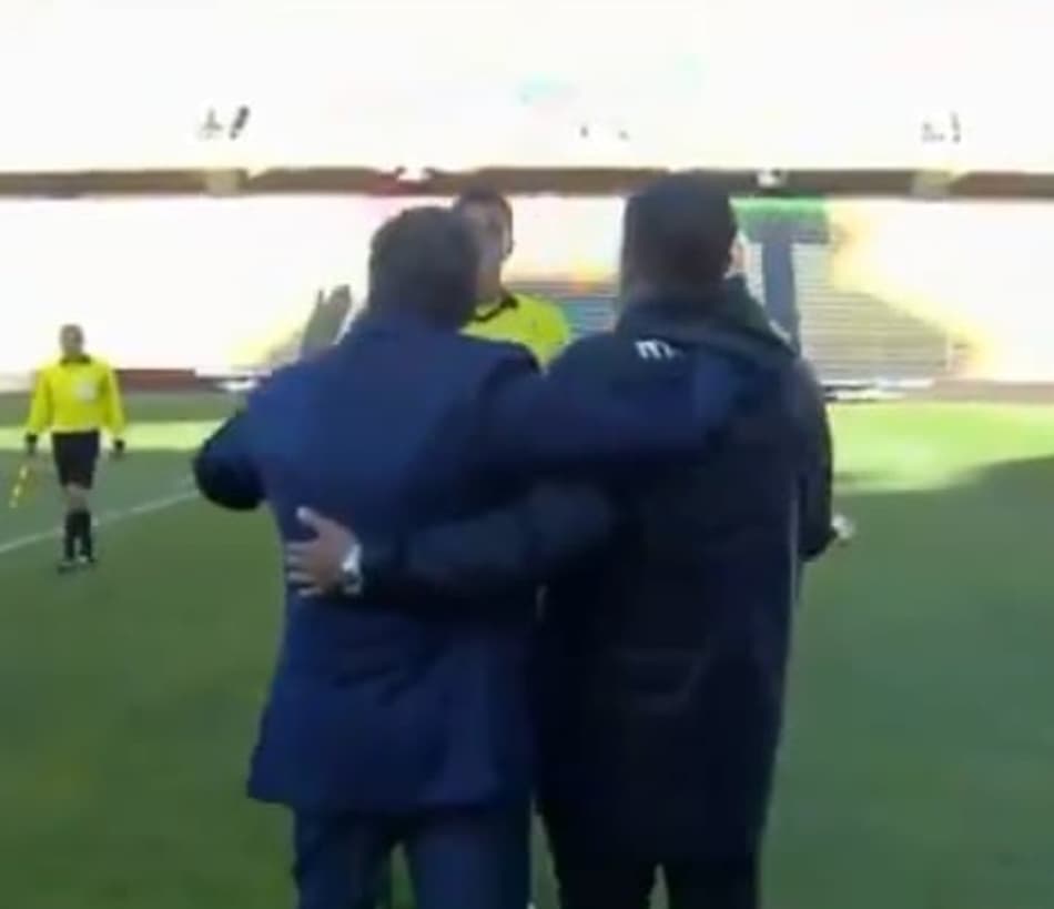 Técnicos se abraçam para reclamar em jogo das Eliminatórias; confira