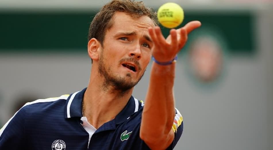 Medvedev vai às oitavas em Roland Garros e segue sonhando