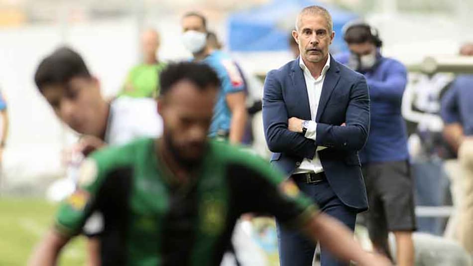 Sylvinho analisa vitória do Corinthians e admite acertar o time primeiro pela defesa