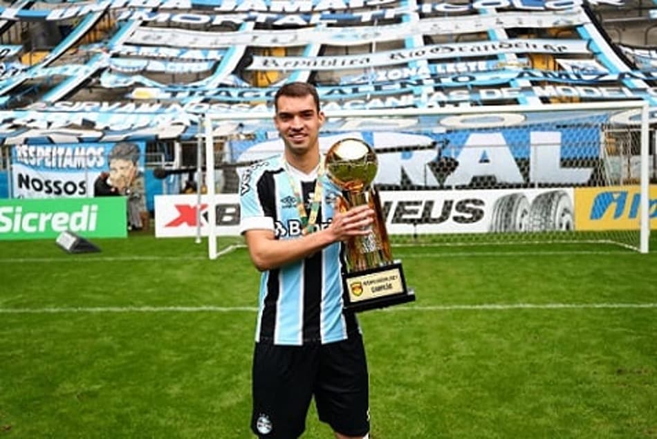 Emanuel com a taça da Recopa. Jovem vem ganhando a confiança de Tiago Nunes