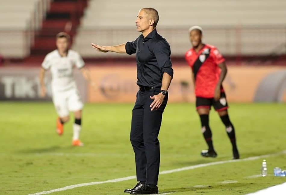 Sylvinho lamenta eliminação na Copa do Brasil e promete ‘Brasileiro digno de Corinthians’