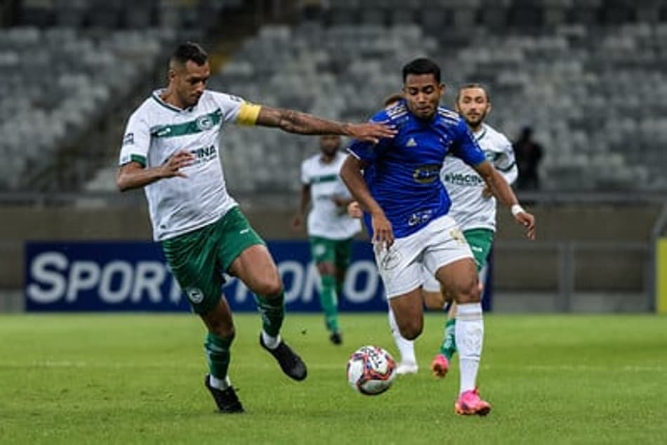 Cruzeiro sai atrás com gol contra bizarro, mas consegue o empate diante do Goiás no fim do jogo