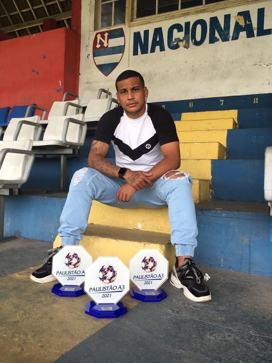 Éder Paulista recebe três troféus em premiação da Série A3 do Paulistão