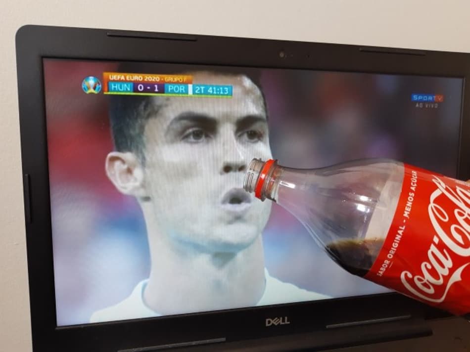 Bebeu água? Gesto de Cristiano Ronaldo com refrigerante rende memes na web