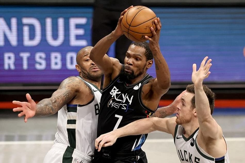 Com Harden em quadra, Durant brilha e Nets faz 3 a 2 no Bucks