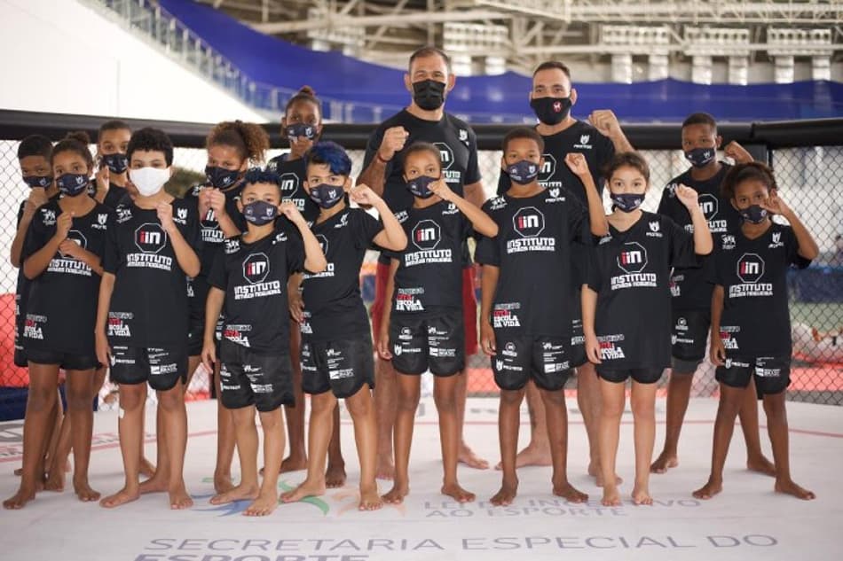 Projeto “Luta: Escola da Vida”, parceria entre a Secretaria Municipal de Esportes e o Instituto Irmãos Nogueira, recebeu, nesta terça-feira, a visita de Rogério Minotouro