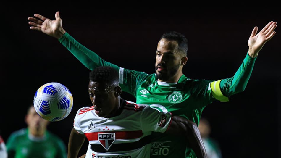 Com um a menos, São Paulo empata com a Chapecoense e segue sem vencer no Campeonato Brasileiro