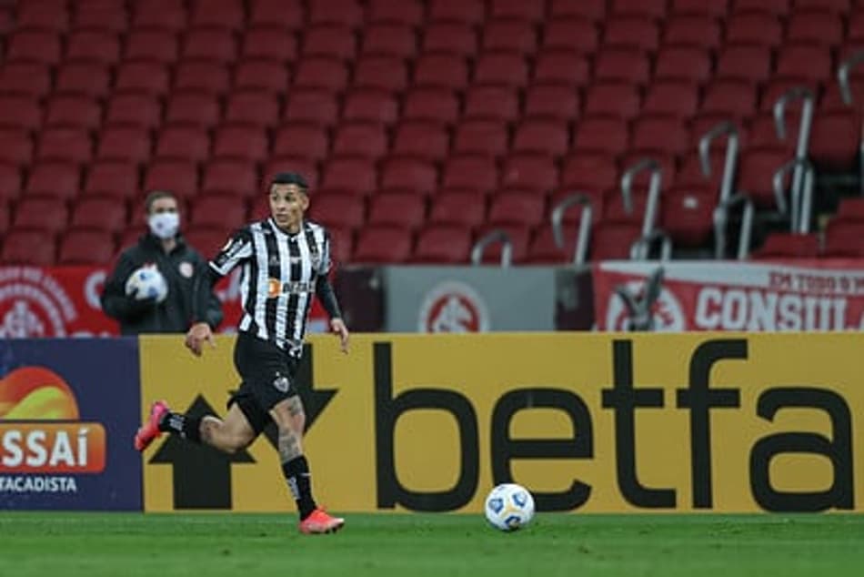 Tudo pelos três pontos: Arana sofre corte profundo na cabeça após choque com jogador do Inter